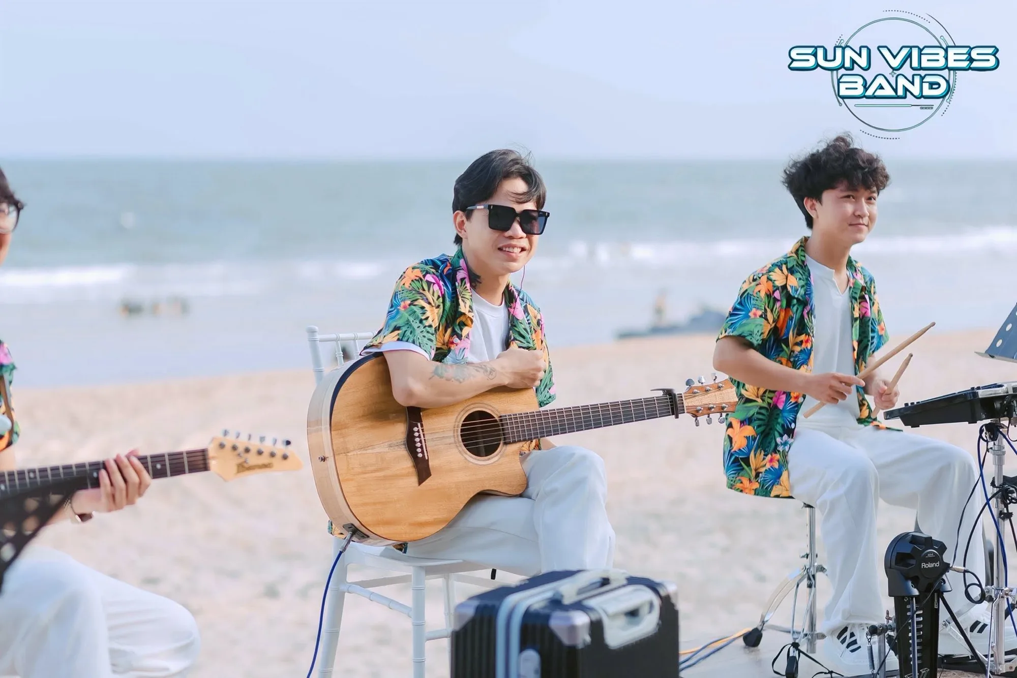 SunVibes Band biểu diễn trên biển