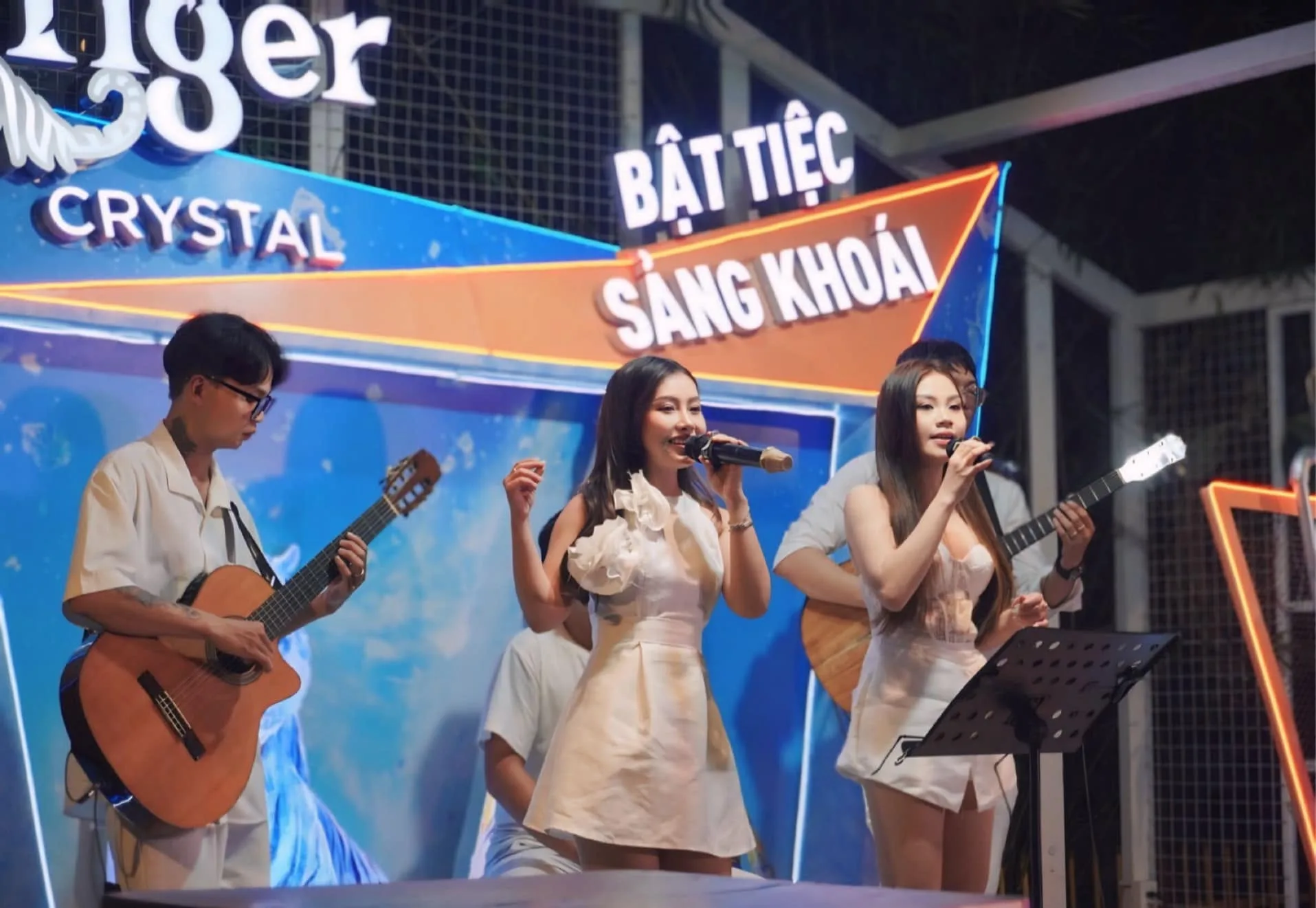 SunVibes biểu diễn trực tiếp